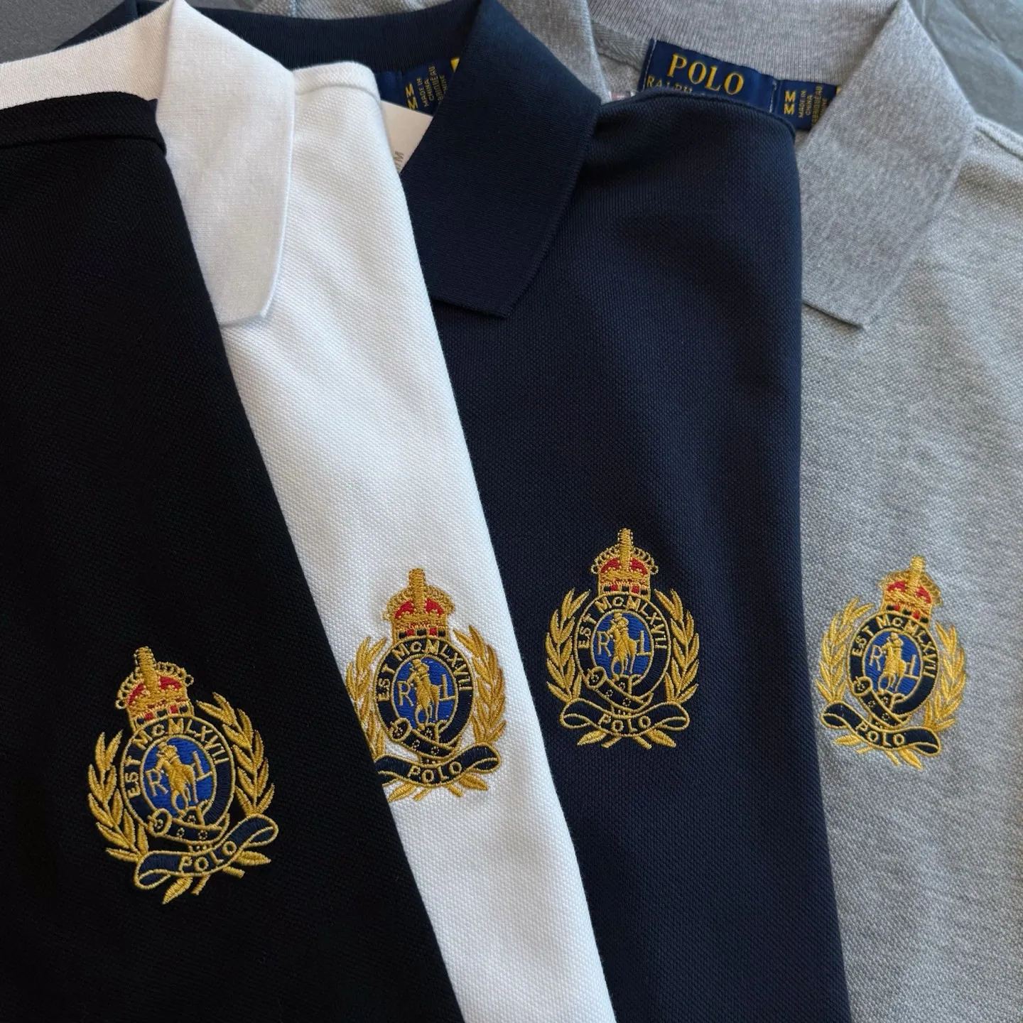 P186 Style No. RL03 (four colors) Ralph Lauren/Ralph Lauren Gold Label Badge Embroidered Malaysia Logo Lapel Polo Shirt T-shirt Short Sleeve Fabric 100% Piqué Cotton, Imported Embroidered Logo on the Chest, Customized Thread Collar, Malaysia Embroidery, The Highest Version, Suitable for Business and Casual Daily Use! 🌘Two-button placket, laser logo pearlescent resin buttons, cuffs and hem using double-thread sewing technology, different currency versions, full set of original three-label accessories!   SIZE #S~XXL Color#Black Navy Gray White